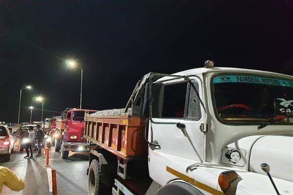 HC Directs Entry Of Trucks Carrying R&B Material In Srinagar HC Directs Entry Of Trucks Carrying R&B Material In Srinagar