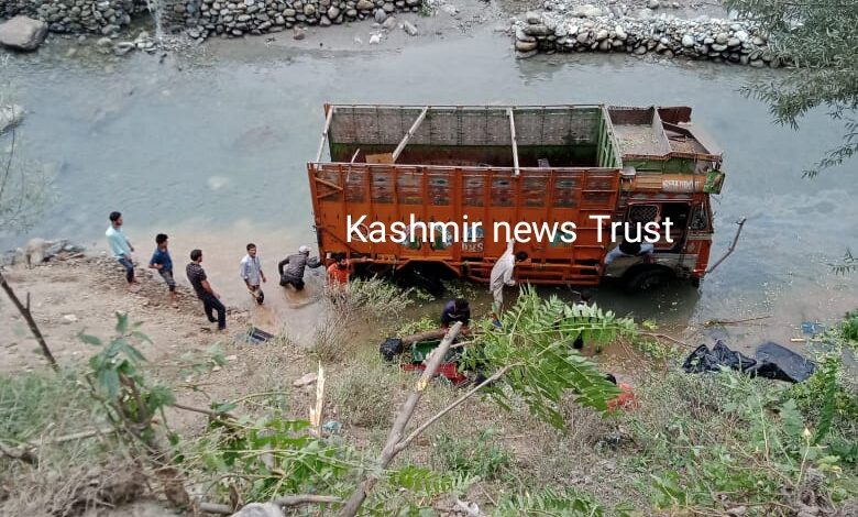 Driver missing after truck plunges into Nallah Sindh Driver missing after truck plunges into Nallah Sindh