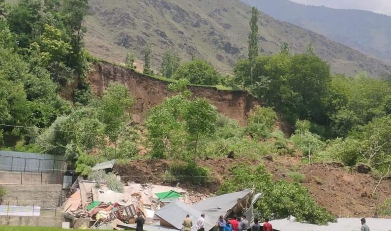 Landslide damages 15 shops, 3 houses in Central Kashmir Landslide damages 15 shops, 3 houses in Central Kashmir