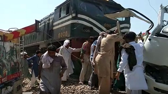 15 Sikh pilgrims dead, 10 others injured in collision between train, bus in Pakistan
