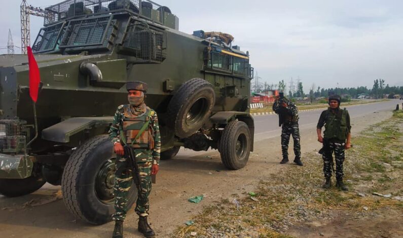 Suspected militants attack army casper in Pulwama, no loss of life or injury