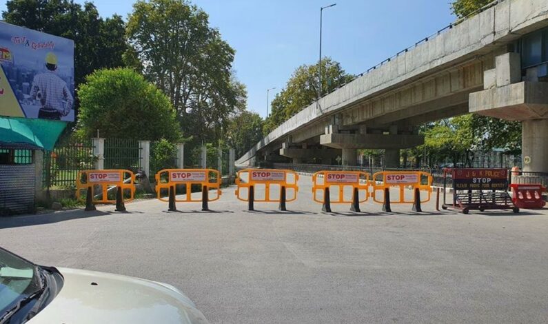 Deserted Roads, internet shutdown marks I-Day in Kashmir Deserted Roads, internet shutdown marks I-Day in Kashmir