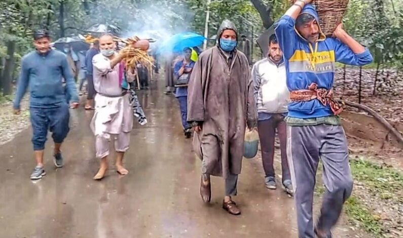 Amid torrential rains Kashmiri Muslims cremate Pañdit woman in South Kashmir Amid torrential rains Kashmiri Muslims cremate Pañdit woman in South Kashmir
