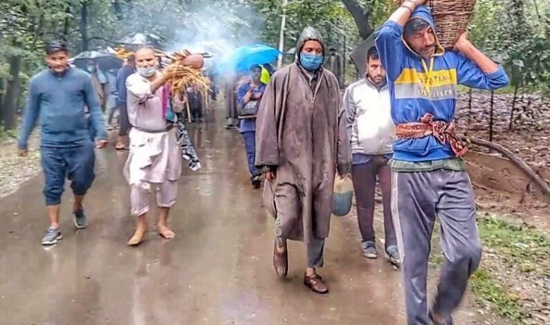 Amid torrential rains Kashmiri Muslims cremate Pañdit woman in South Kashmir