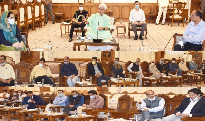 In his meeting with a delegation of Kashmiri journalists, Lt Governor sought their cooperation in building peaceful J&K In his meeting with a delegation of Kashmiri journalists, Lt Governor sought their cooperation in building peaceful J&K
