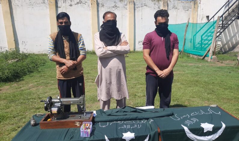 Police arrests three militant ‘sympathizers’ for hoisting Pakistani flag in North Kashmir Police arrests three militant ‘sympathizers’ for hoisting Pakistani flag in North Kashmir