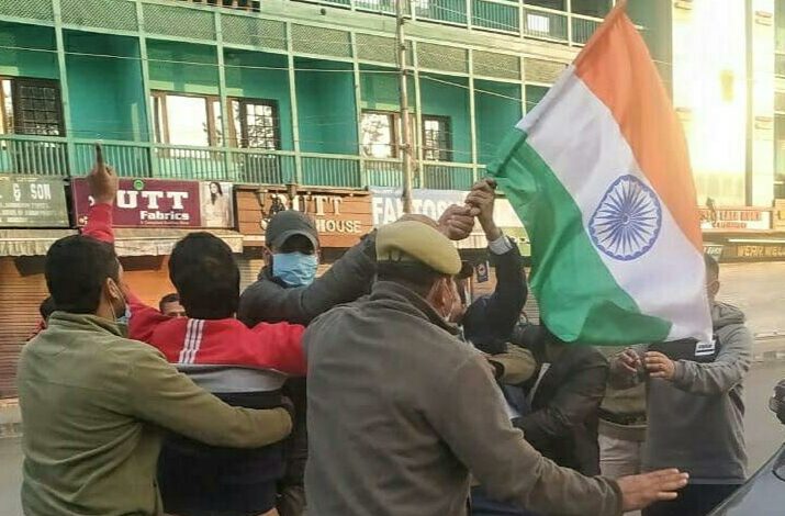 Three BJP workers from Kupwara attempted To Hoist Tricolour In Lal Chowk, arrested Three BJP workers from Kupwara attempted To Hoist Tricolour In Lal Chowk, arrested