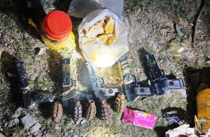 5 pistols, 10 magazines recovered from suspicious bag in Teetwal Kupwara, says police