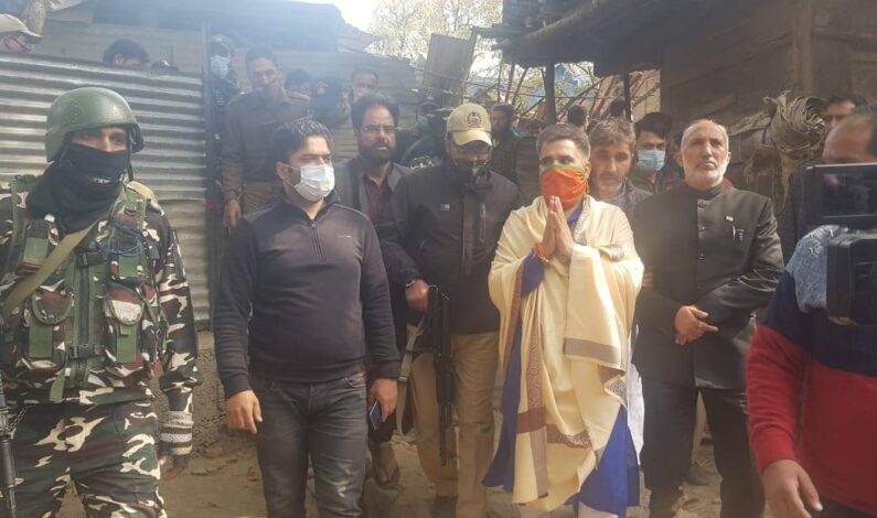 BJP leaders visits slain workers houses in Kulgam