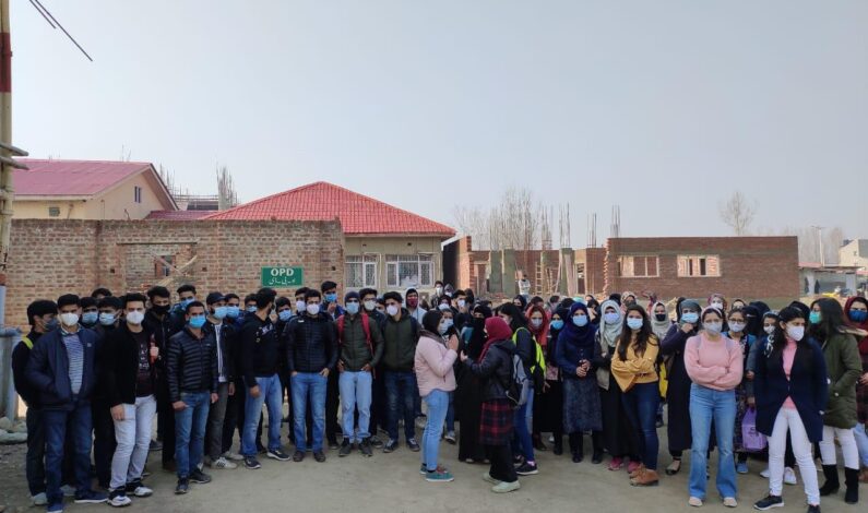 MBBS students protest against SKIMS Admin for not conducting clinical classes MBBS students protest against SKIMS Admin for not conducting clinical classes