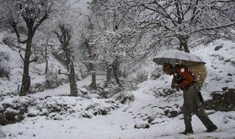 Snow continues in Kashmir on third straight day: Flights grounded, highway closed