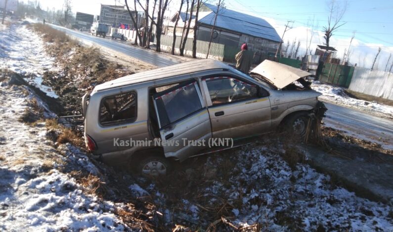 6 passengers injured after speeding Sumo collides with electric police in Kangan