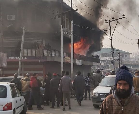 Fire in Batamaloo jehleum market Fire in Batamaloo jehleum market
