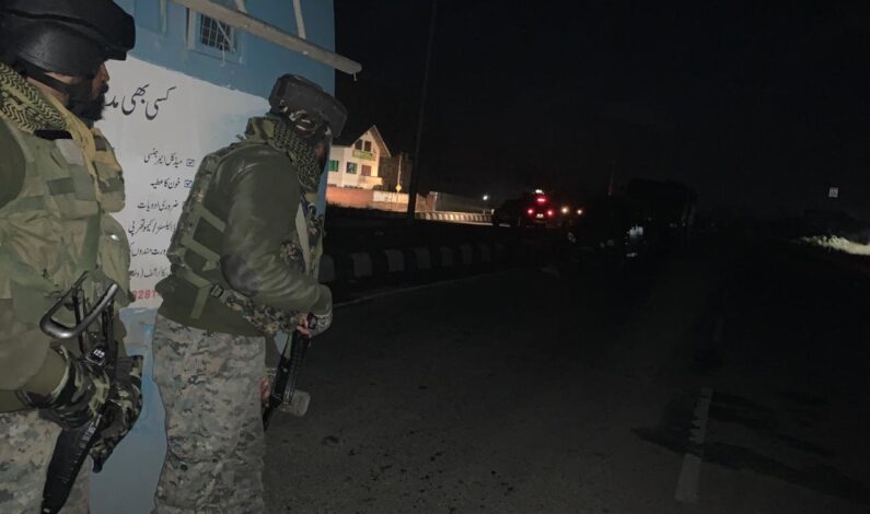 Militant killed in Anantnag Gunfight, 02 Armymen, cop injured