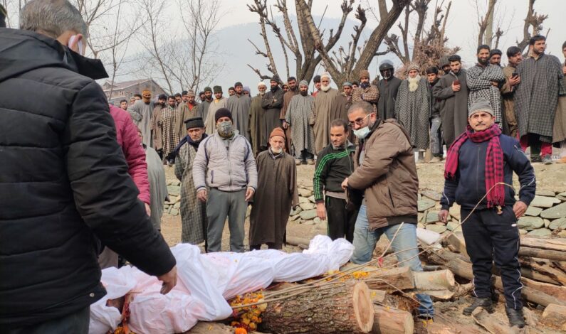 Muslims help perform last rites of Kashmiri Pandit in Ganderbal