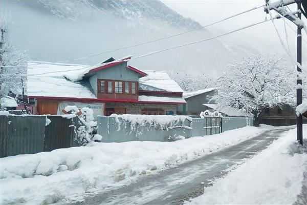 Day 4: Snowfall keeps flights grounded, highway closed in Kashmir