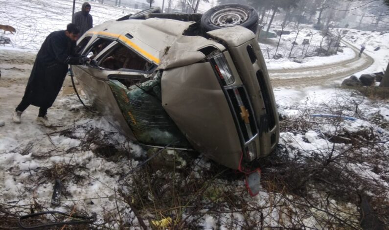 Three persons injured as vehicle Overturns in Boniyar Uri