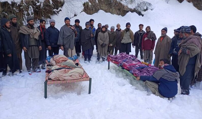 Snowfall aftermath, locals ferry 2 patients for 7kms on stretchers to Hospital Snowfall aftermath, locals ferry 2 patients for 7kms on stretchers to Hospital