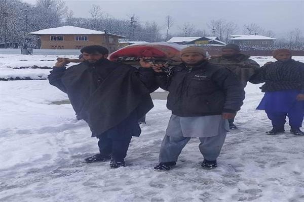 Snow closes roads: Pregnant woman carried on Cot from Rafiabad for treatment in Baramulla