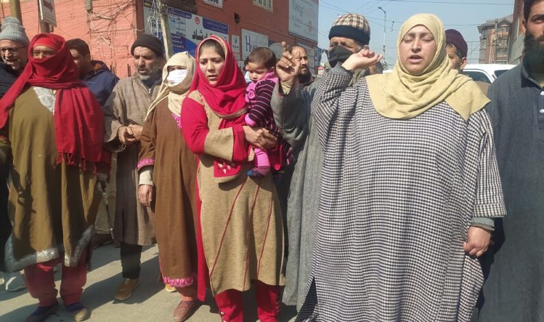 Anantnag Family stages Protests, Claim Their Kin is Innocent, Not a TRF Militant Anantnag Family stages Protests, Claim Their Kin is Innocent, Not a TRF Militant