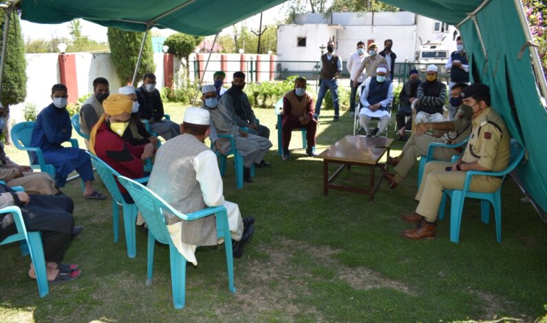 Implementation of COVID containment measures: Budgam Police ropes in religious leaders Implementation of COVID containment measures: Budgam Police ropes in religious leaders