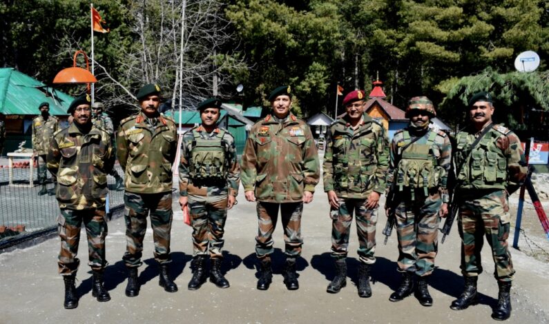 Northern Army Commander reviews security on LoC, Kashmir Northern Army Commander reviews security on LoC, Kashmir
