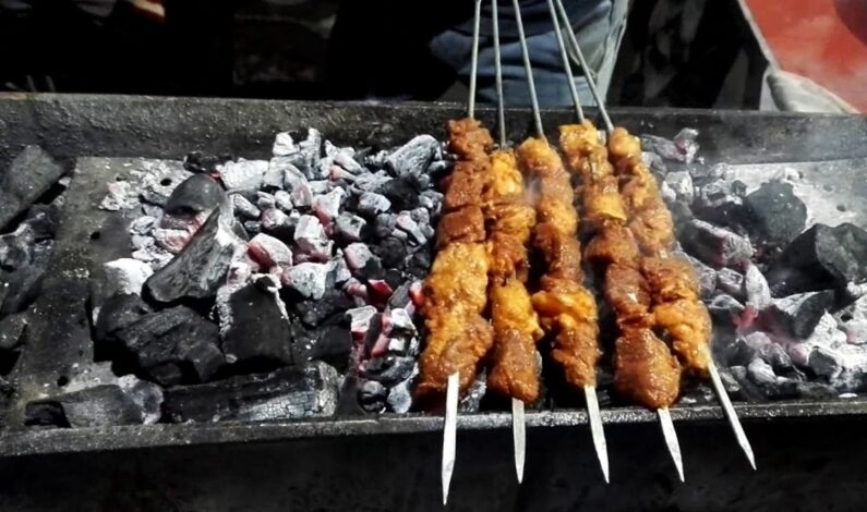 Remove illegal barbeque stalls alongside Dal Lake immediately: Div Com to officers Remove illegal barbeque stalls alongside Dal Lake immediately: Div Com to officers