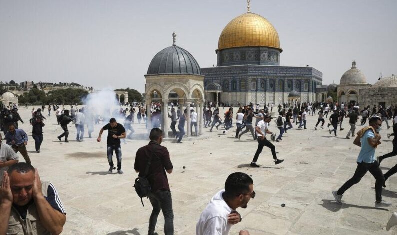 Clashes break out at Al-Aqsa Mosque between Israeli forces & Palestinians hours after ceasefire; dozens injured
