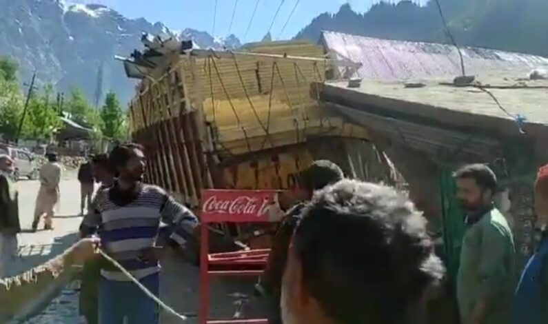 Shopkeeper escapes unhurt after truck rams into shop Shopkeeper escapes unhurt after truck rams into shop