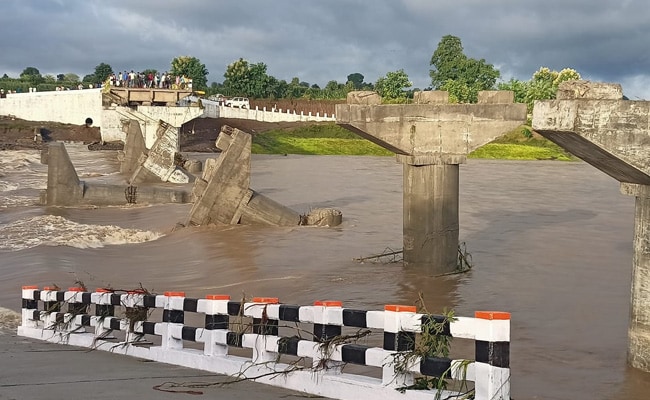 Under construction Cement Kadal Bridge collapses at Noorbagh, no injury reported