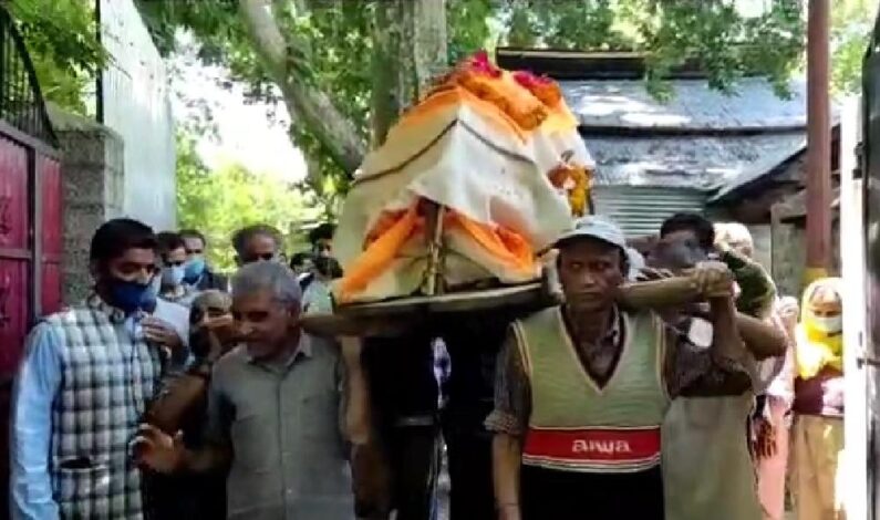 Kashmiri muslims attend last rites of a pandit family in Bandipora Kashmiri muslims attend last rites of a pandit family in Bandipora