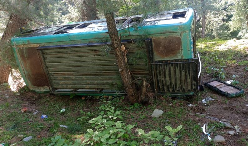15 persons injured as bus falls into gorge near Baba Reshi Tangmarag 15 persons injured as bus falls into gorge near Baba Reshi Tangmarag