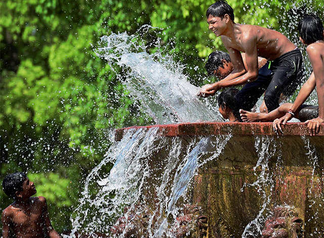 Srinagar recorded 34.3 degrees Celsius as heat wave continues for 3rd day in Kashmir