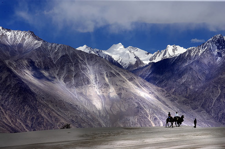 Cold Conditions Prevail In Kashmir; Gulmarg, Pahalgam Freeze