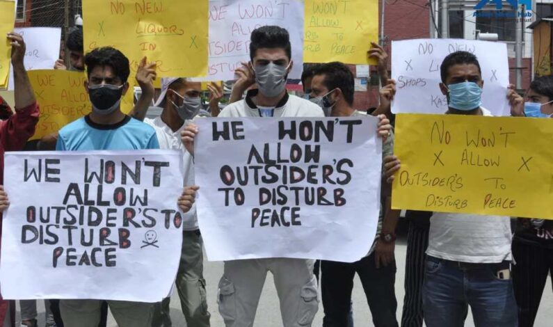 Srinagar residents stage protest, seek closure of all liquor shops Srinagar residents stage protest, seek closure of all liquor shops