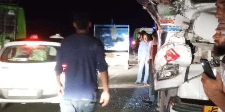 12 persons injured as oil-tanker collides with mini-bus in Sopore