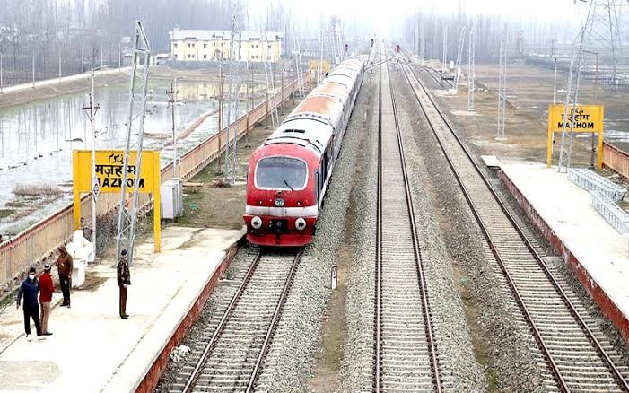 Kupwara Girl Falls from Moving Train in Budgam, Hospitalised in Critical Conditions Kupwara Girl Falls from Moving Train in Budgam, Hospitalised in Critical Conditions