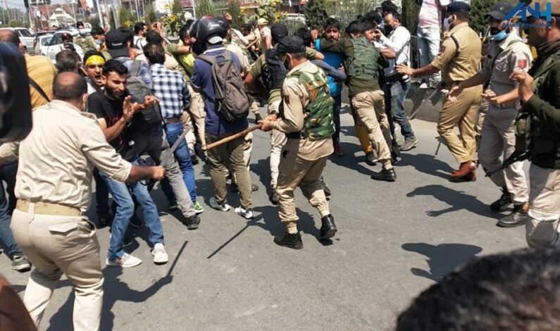 Police allegedly thrash journalists while covering Muharram processions in Srinagar Police allegedly thrash journalists while covering Muharram processions in Srinagar