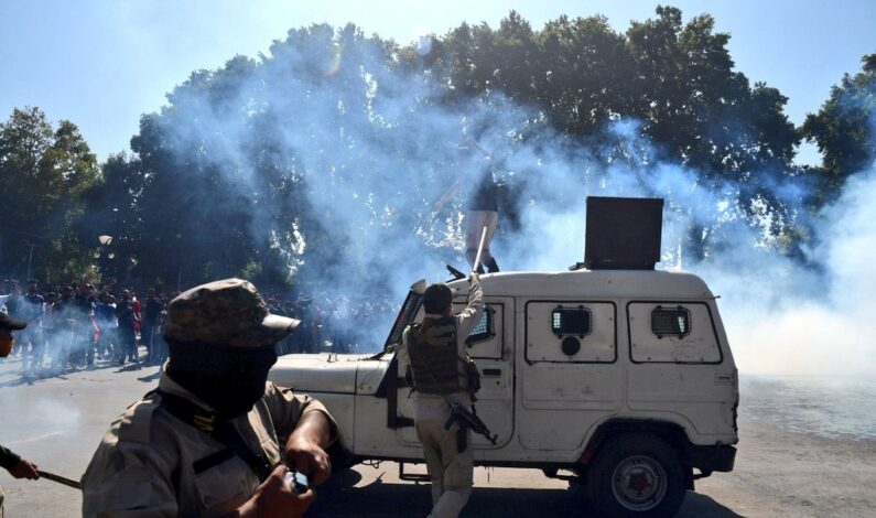 Police foil Muharram procession, use batons, teargas shells; dozens injured Police foil Muharram procession, use batons, teargas shells; dozens injured