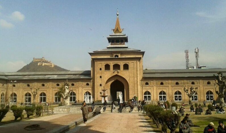 Imam Jama Masjid calls for social reform, release of Mirwaiz-e-Kashmir