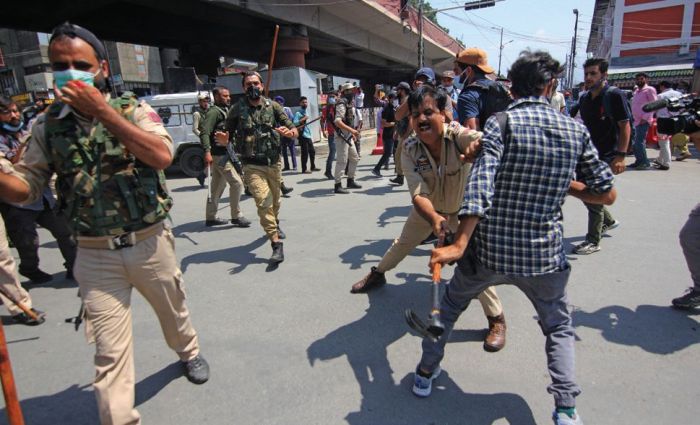 Thrashing of journalists: Police officer removed from his position, action taken against others Thrashing of journalists: Police officer removed from his position, action taken against others