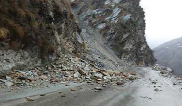 Massive landslide blocks Jammu-Srinagar highway near Samroli