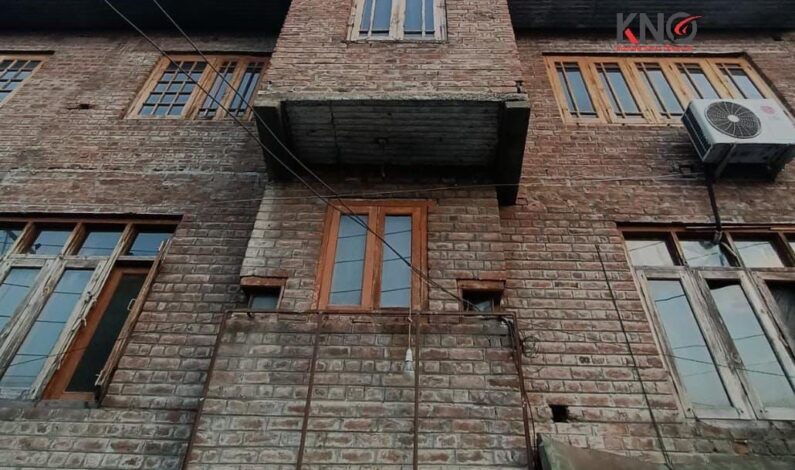 Hurriyat removes sign board from its office in Hyderpora Hurriyat removes sign board from its office in Hyderpora