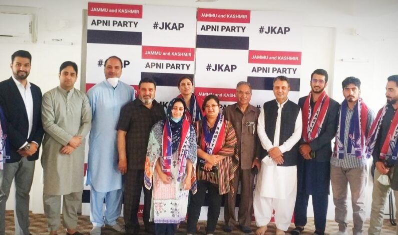 Prominent Socio-Political Activists, Student Leaders and Media Panelist Join Apni Party