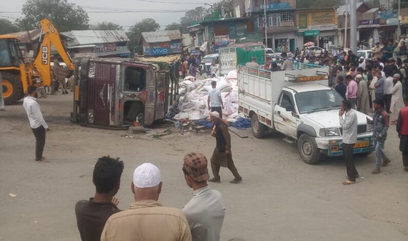 Conductor injured as truck turns turle in Tral Pulwama Conductor injured as truck turns turle in Tral Pulwama