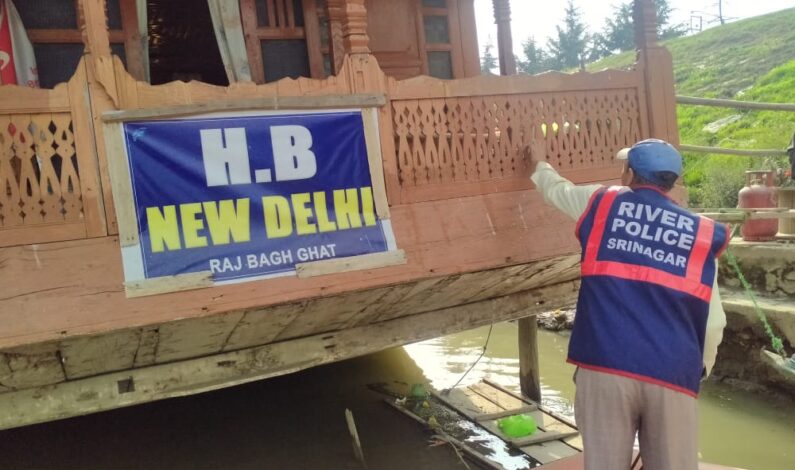 Family of four rendered homeless as houseboat sinks in Jhelum at Rajbagh Family of four rendered homeless as houseboat sinks in Jhelum at Rajbagh