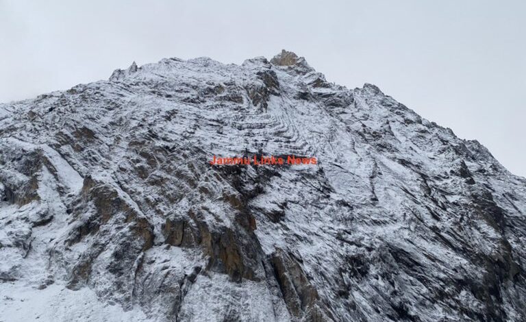 Rains lash plains, snow in upper reaches of Jammu and Kashmir Rains lash plains, snow in upper reaches of Jammu and Kashmir