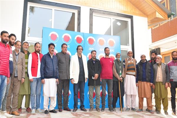 Prominent PDP workers from Lolab join Peoples Conference