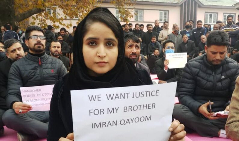 Hyderpora Encounter: Lawyers stage sit-in in Southern Anantnag, demanding return of bodies Hyderpora Encounter: Lawyers stage sit-in in Southern Anantnag, demanding return of bodies