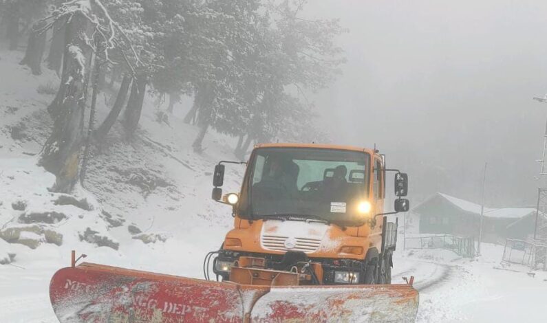 Kashmir parts receive fresh snowfall, Mugal, B’pora Gurez, Sonamarg-Zojila roads closed